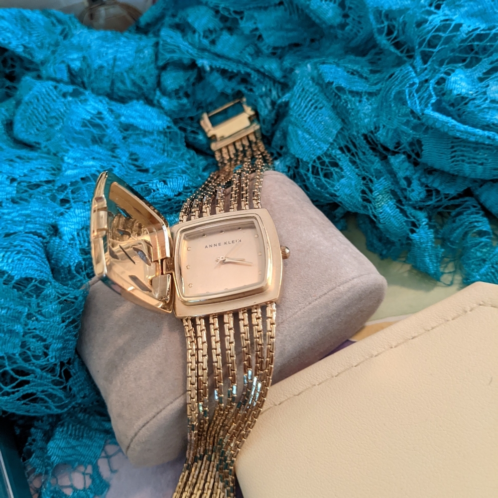 Anne Klein 7 Inch bracelet watch gold new and shiny